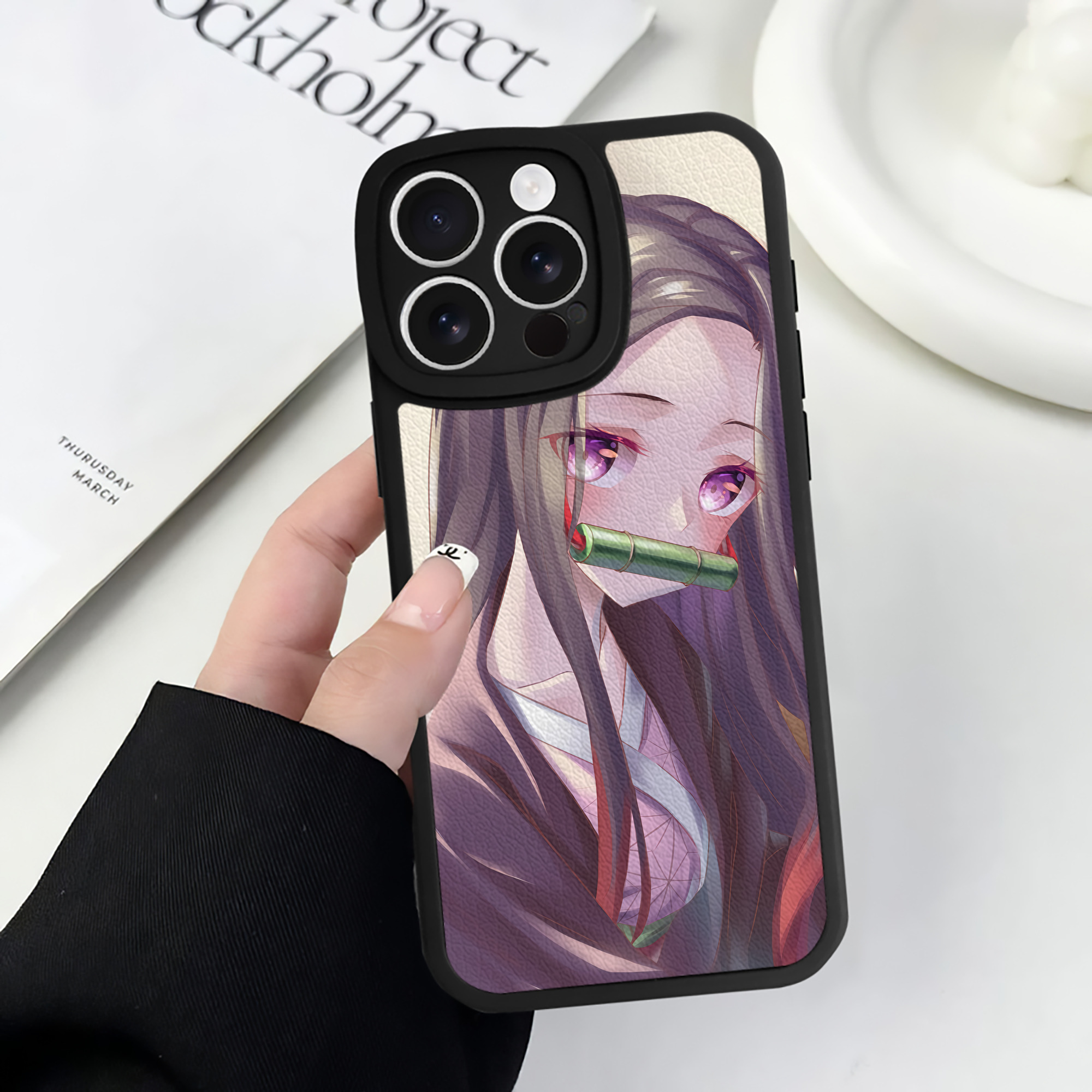 （画像用） 鬼滅の刃（きめつのやいば）竈門 禰󠄀豆子／かまど ねずこ Kamado Nezuko 【iPhone 16シリーズ対応】シリコンスマホケース（レザー調） 材質：シリコン